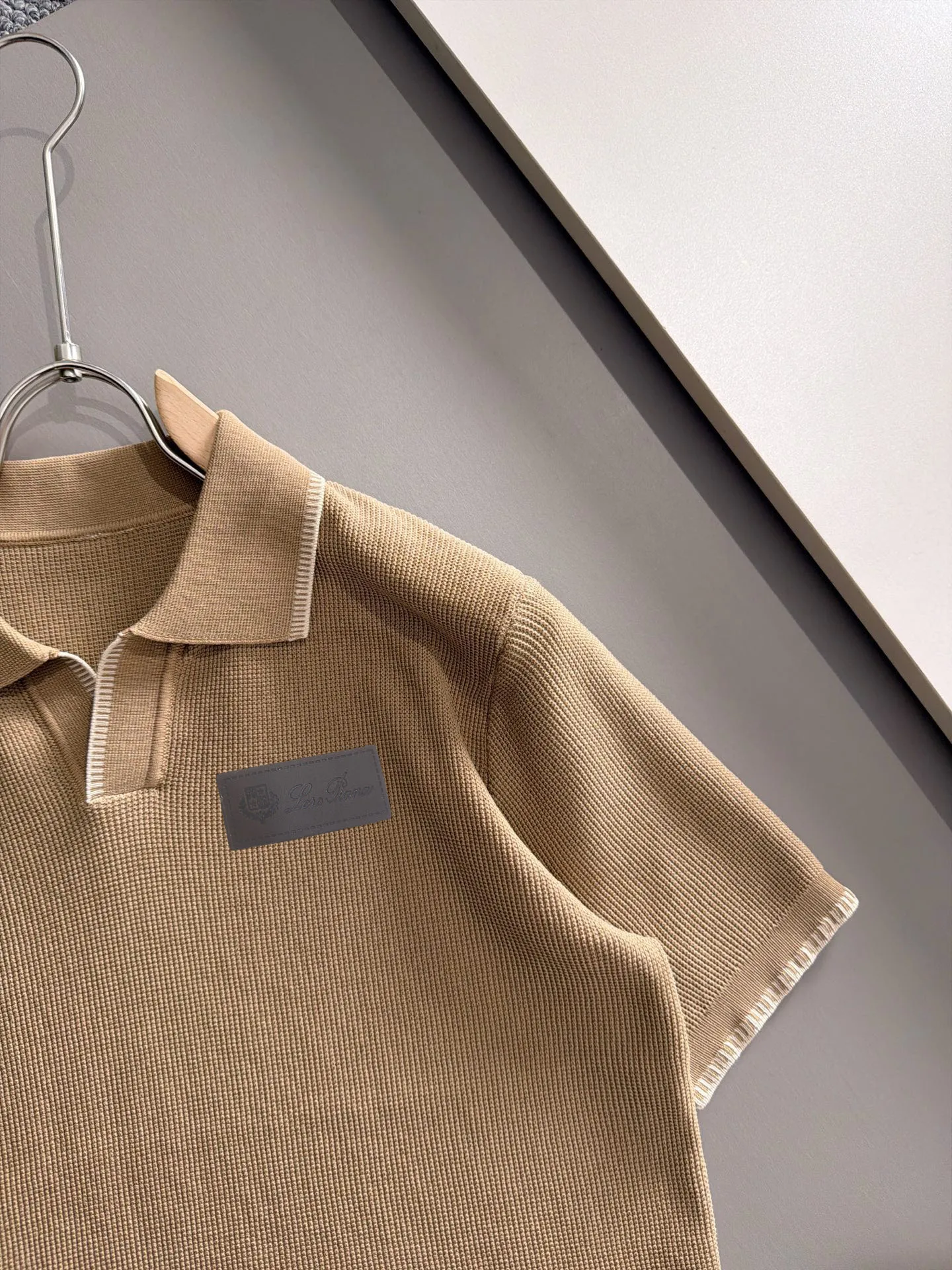 LP high quality 26ss New Arrival men's knitted short-sleeved T-shirt is made of combed cotton yarn knitted cotton fabric, no pressure when entering and exiting the counter. Exclusive control of raw materials. It feels substantial when weighed, and the upper body is more textured than ordinary T-shirts. This texture can cope with the weather easily and is suitable for both hot and cold! Designed for a loose fit. Size: M to 4XL